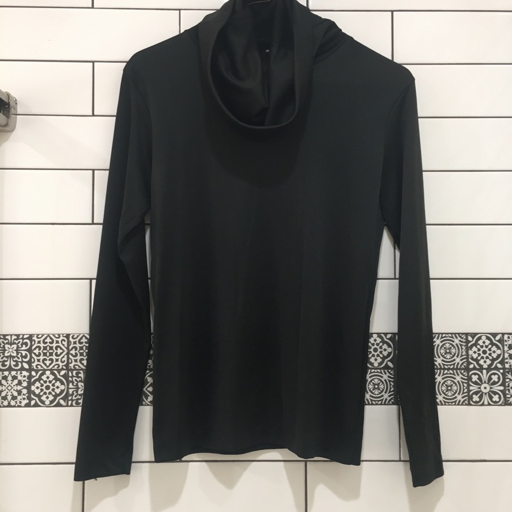 Vintage ✨🌟 women’s black scalloped turtleneck